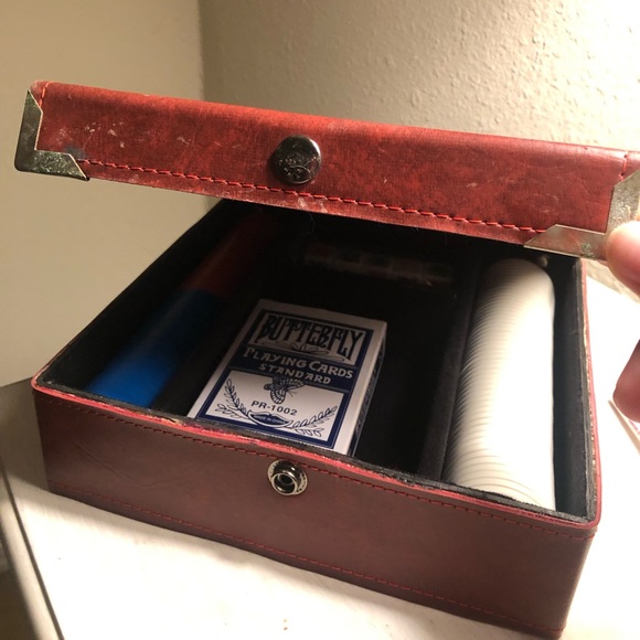 Poker set w/ clay chips in portable case. - Picture 2 of 3